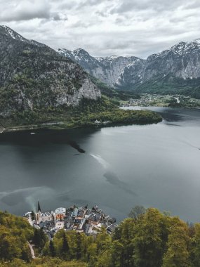 Gölde sis ve yansıma ile Avusturya Alpleri Dağları'nın amazing görünümü