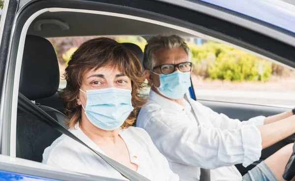 Normal Baru Sopir Dengan Masker Wajah Medis Mengendarai Mobil Dengan — Stok Foto