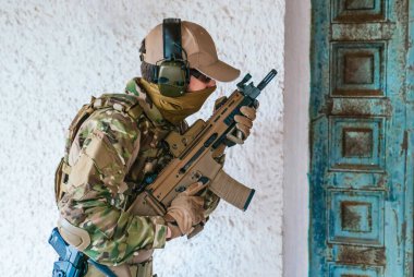 Scar-l saldırı tüfeğinin ayrıntılı çizimi. Ordu bir saldırı tüfeği tutuyor. Çoklu kamuflaj. Havalı silahlar. Birleşik Devletler Donanması. Savaş için silahlar. Asker. Denizci. Atış menzili kesiliyor. Yumuşak.