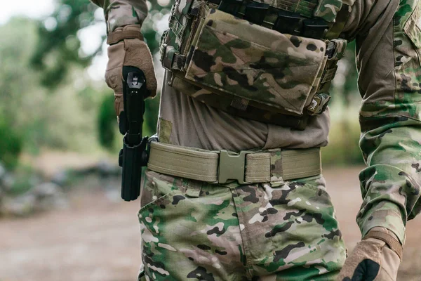 USP tabancasının ayrıntılı çizimi. Ordu silah tutuyor. Ordu silahını çekti. Çoklu kamuflaj. Havalı silahlar. Birleşik Devletler Donanması. Asker. Denizci. Atış menzili kesiliyor. Yumuşak.