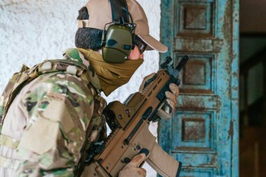 Scar-l saldırı tüfeğinin ayrıntılı çizimi. Ordu bir saldırı tüfeği tutuyor. Çoklu kamuflaj. Havalı silahlar. Birleşik Devletler Donanması. Savaş için silahlar. Asker. Denizci. Atış menzili kesiliyor. Yumuşak.