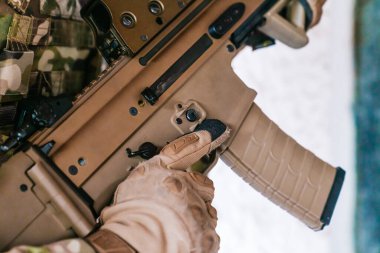 Scar-l saldırı tüfeğinin ayrıntılı çizimi. Ordu bir saldırı tüfeği tutuyor. Çoklu kamuflaj. Havalı silahlar. Birleşik Devletler Donanması. Savaş için silahlar. Asker. Denizci. Atış menzili kesiliyor. Yumuşak.