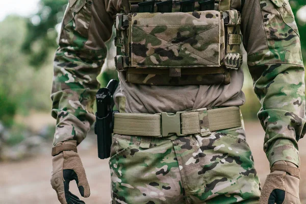 USP tabancasının ayrıntılı çizimi. Ordu silah tutuyor. Ordu silahını çekti. Çoklu kamuflaj. Havalı silahlar. Birleşik Devletler Donanması. Asker. Denizci. Atış menzili kesiliyor. Yumuşak.