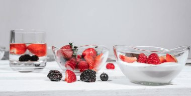 Yunan yoğurt taneciği ve karışık böğürtlen. Yabanmersini ve ahududu parfe. Yoğurt ve taze böğürtlenli ev yapımı granola kasesi. Ev yapımı kahvaltı. Sağlıklı Kahvaltı