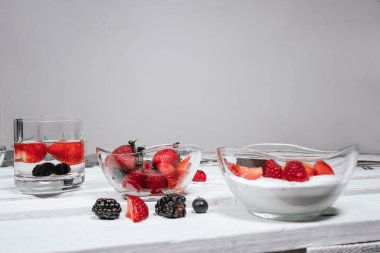 Yunan yoğurt taneciği ve karışık böğürtlen. Yabanmersini ve ahududu parfe. Yoğurt ve taze böğürtlenli ev yapımı granola kasesi. Ev yapımı kahvaltı. Sağlıklı Kahvaltı