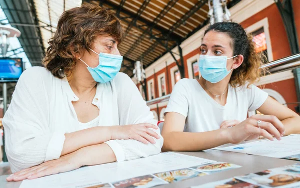 Madre Hija Hablando Restaurante Enmascarado Leyendo Menú Restaurante Nueva Normalidad — Foto de Stock