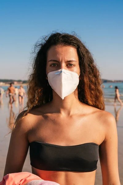 Gadis Muda Dengan Bikini Bertopeng Mengenakan Masker Coronavirus Pantai Mengenakan — Stok Foto