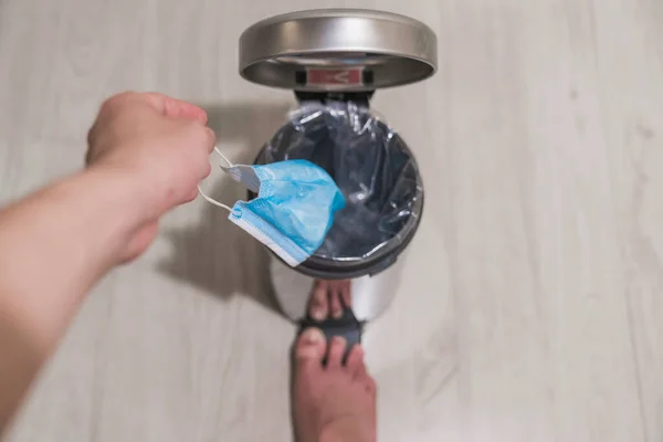 Maskeyi atıyorum. Maske çöpe atıldı. Maske atıldı. Cerrahi maske kullanılmış. FFFP maskesi ve plastik eldivenler çöpte. Maske atıldı. Coronavirus. Koronavirüsün sonu