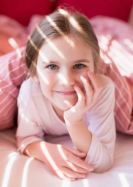 Una Linda Niña Cama Despertó Por Mañana Niño Acuesta Cama — Foto de Stock