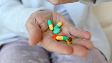 Yaşlanan nüfusta kırışık el ele tutuşmalar, ilaç tedavisinin ve sağlık hizmetlerinin zorluklarının vurgulanması