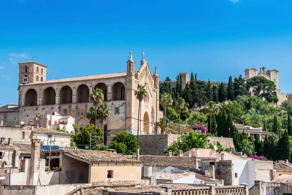 Arta, Mayorka 'daki kilise, köy ve dağ manzarası