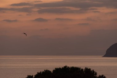 Capoliveri 'deki Elba adasından deniz üzerinde gün batımı