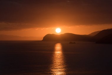 Capoliveri 'deki Elba adasından deniz üzerinde gün batımı