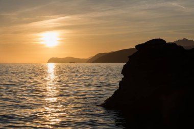 Capoliveri 'deki Elba adasından deniz üzerinde gün batımı