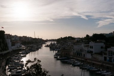 Menorca Adası deniz ve liman manzarası