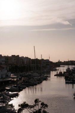 Menorca Adası deniz ve liman manzarası