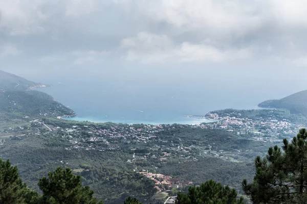 Elba Adası deniz ve liman manzarası
