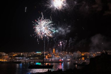 Mayorka 'da Porto Cristo Denizi üzerinde havai fişekler