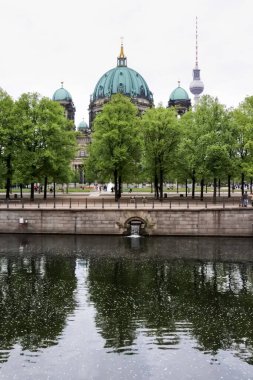 Arkasında kilise olan nehir manzarası, Berlin.