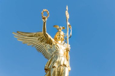 Mavi gökyüzü ile zafer sütunu, Berlin