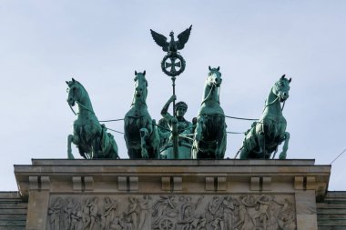 Brandenburg Kapısı, Berlin Heykeli
