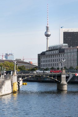Berlin 'deki nehir manzarası ve televizyon kulesi