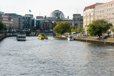 Nehir manzarası ve Berlin 'deki cam kubbe