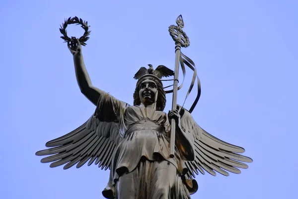 Mavi Gökyüzü Ile Zafer Sütunu Berlin — Stok fotoğraf