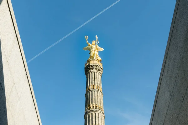 Sloup Vítězství Modrou Oblohou Berlín — Stock fotografie