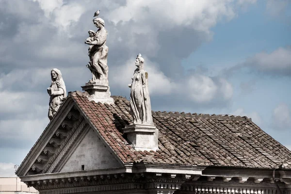 Antiga Escultura Mármore Sobre Telhado Roma — Fotografia de Stock