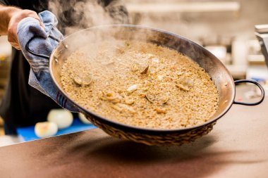 Sıcak ve yemeye hazır paella sunumu