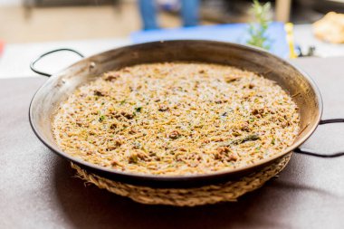 Beyaz arka planda deniz mahsullü paella.