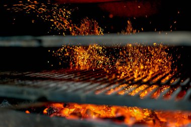 Mangal ızgarasında kömür ve ateş