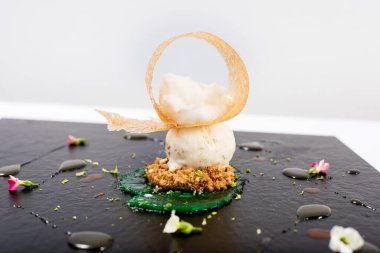 Beyaz arka planda bir tatlı tabağı.