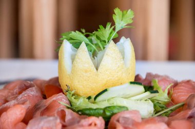 Beyaz arka planda bir tabak domates ve peynir salatası.