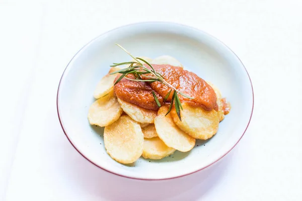 Kartoffelgericht Mit Sauce Auf Weißem Hintergrund — Stockfoto