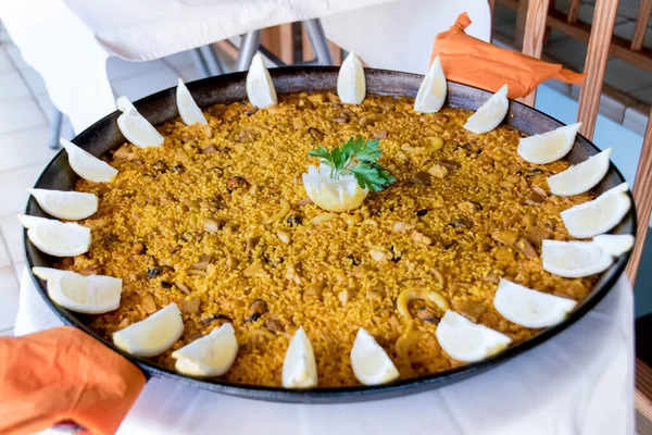 Beyaz arka planda deniz mahsullü paella.