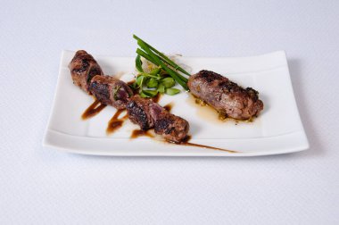 Arka planda beyaz et tabağı