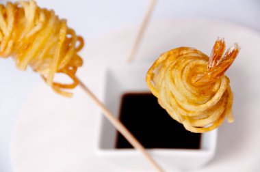 Beyaz arkaplanda karides tabağı