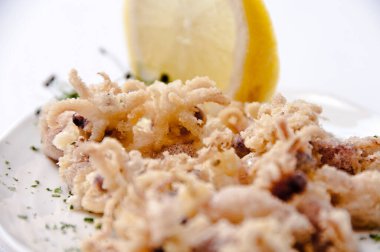 Beyaz arka planda bir tabak chipiron.