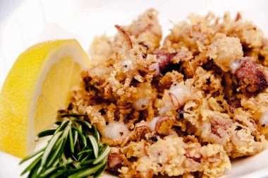 Beyaz arka planda bir tabak chipiron.