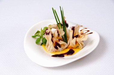 Beyaz arkaplanda beyaz bir tatlı tabağı