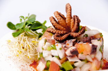 Beyaz arkaplanda mürekkep balığı yemeği