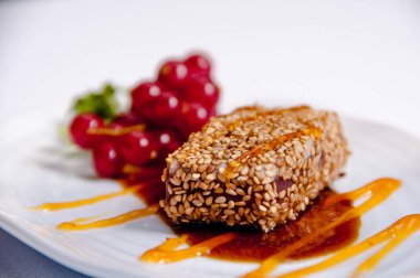 Beyaz arka planda susamlı bir peynir.