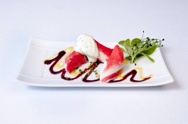 Beyaz arka planda bir tabak et.