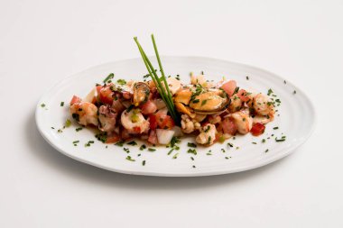 Beyaz arka planda bir tabak mantar.