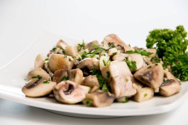 Beyaz arka planda bir tabak mantar.