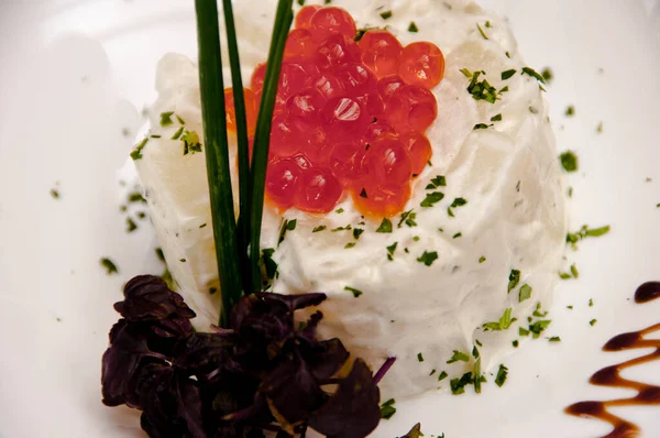 Sepiring Salad Kentang Dengan Kaviar Pada Latar Belakang Putih — Stok Foto