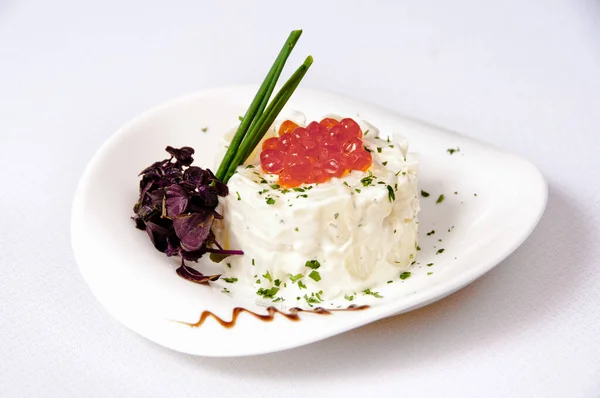 Sepiring Salad Kentang Dengan Kaviar Pada Latar Belakang Putih — Stok Foto