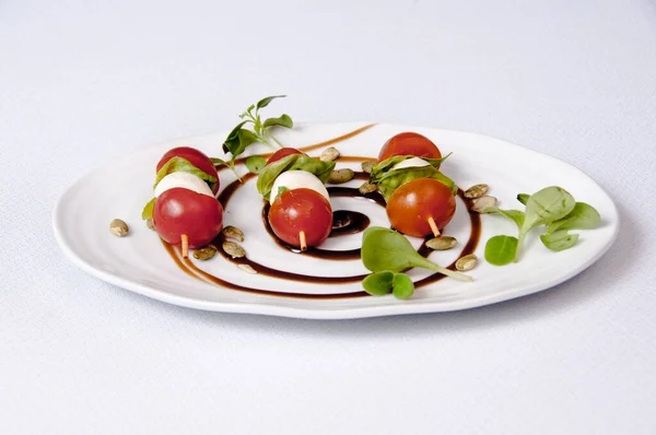 Teller Mit Tomaten Käse Salat Auf Weißem Hintergrund — Stockfoto